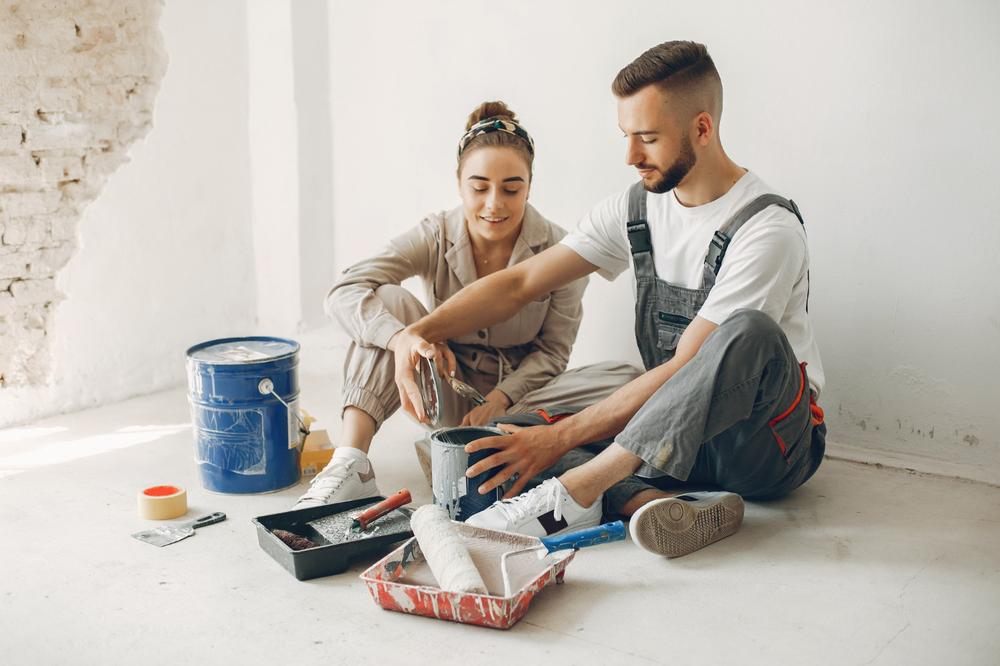 un couple faisant de la peinture dans un appartement à rénover