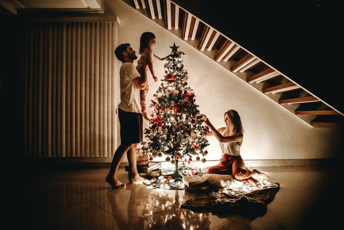 famille décorant un sapin de noël