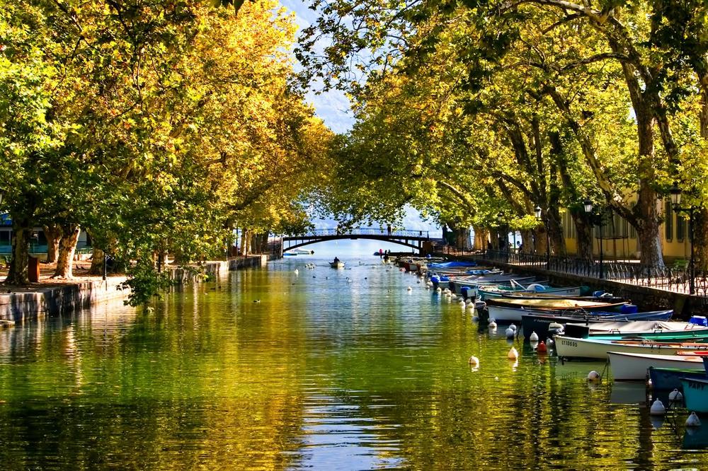 canal dans une ville avec bateaux