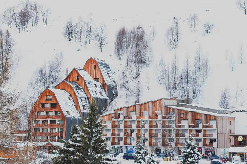 immeubles en bois dans une station de ski avec neige