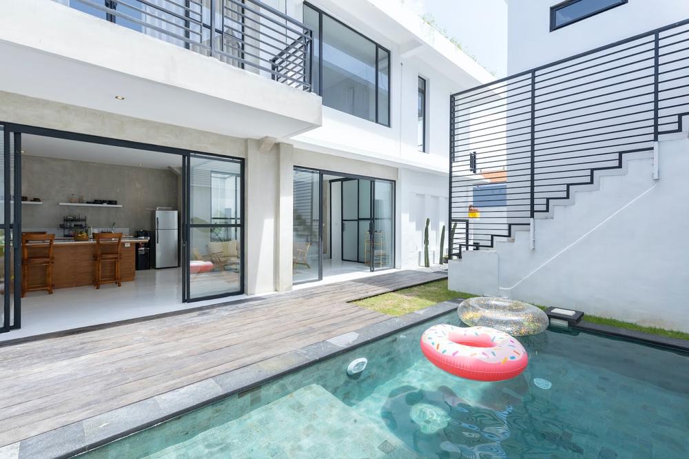 une maison moderne avec une piscine et des bouÃ©es