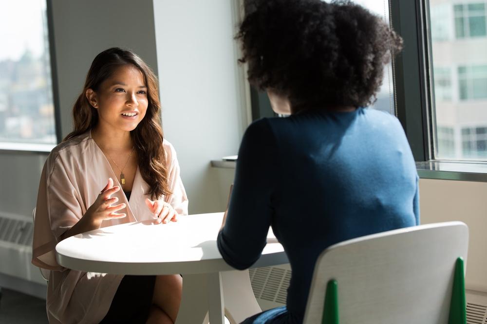 deux femmes autour d'une table